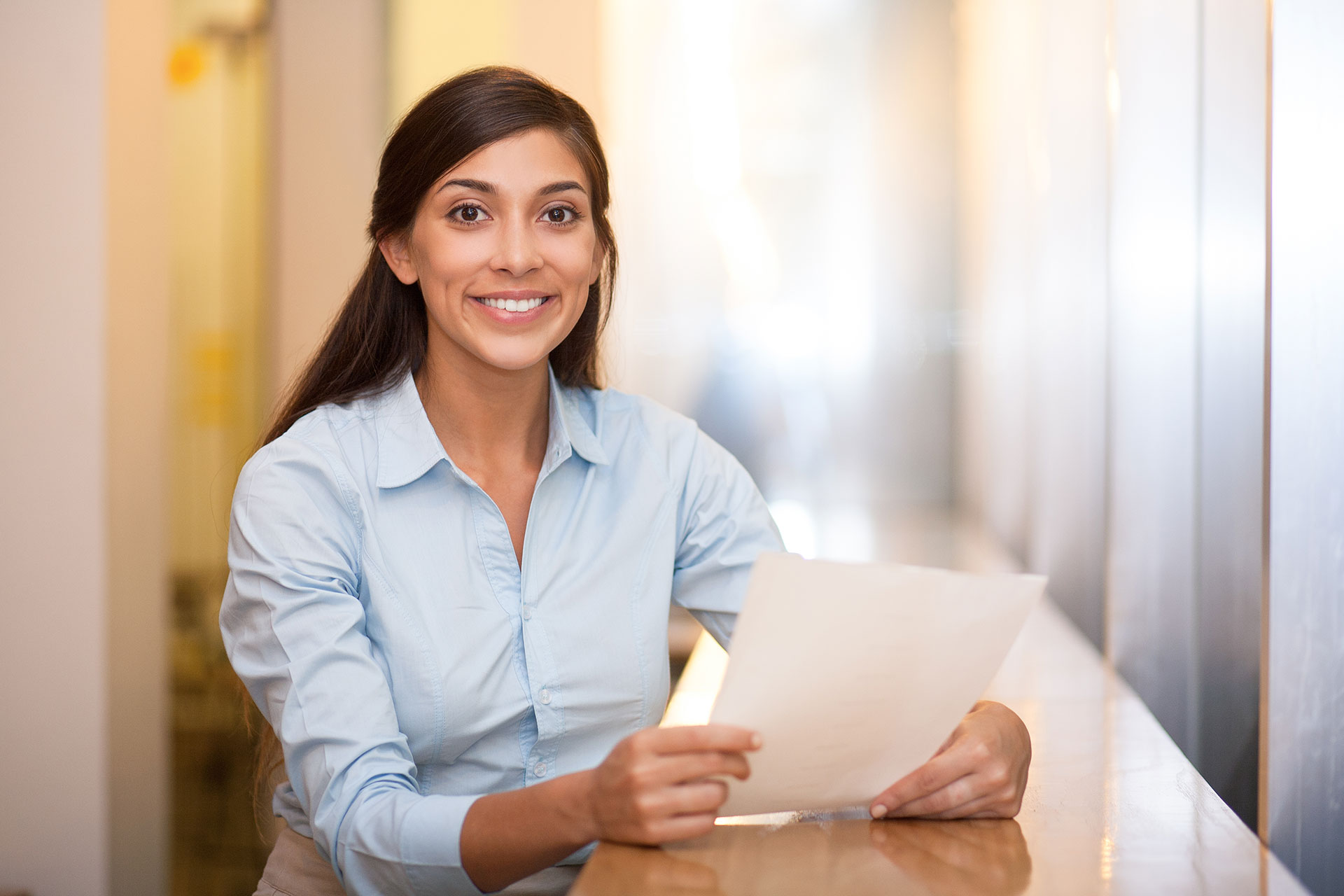 Документы женщины. Консультантка. Woman with documents. Консультантка держующий стрелку в руках высокого качества. Great woman.